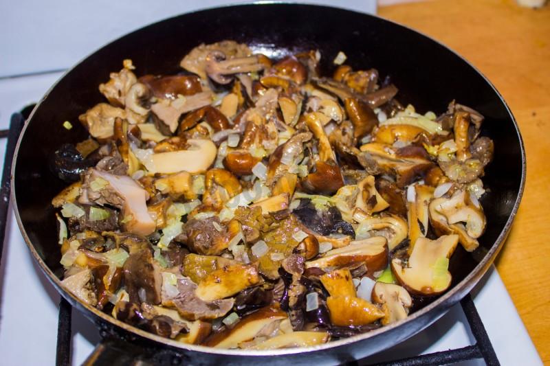 Шаг 3 приготовления Новогодние отбивные с сыром и грибами в духовке куриные