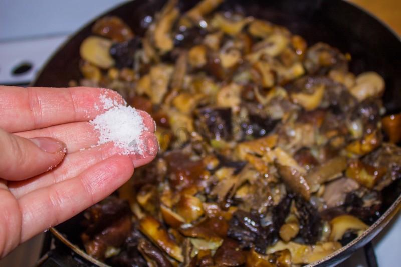 Шаг 4 приготовления Новогодние отбивные с сыром и грибами в духовке куриные