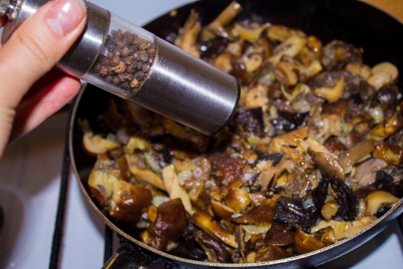 Шаг 5 приготовления Новогодние отбивные с сыром и грибами в духовке куриные