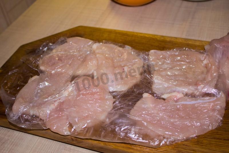 Шаг 7 приготовления Новогодние отбивные с сыром и грибами в духовке куриные