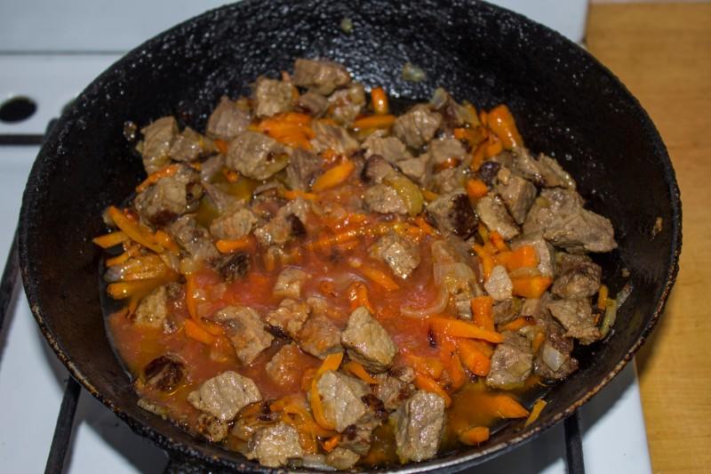 Шаг 10 приготовления Каша из перловки с томатным соком и говядиной в духовке