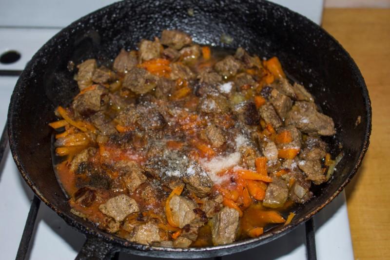 Шаг 11 приготовления Каша из перловки с томатным соком и говядиной в духовке