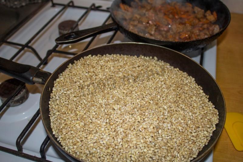 Шаг 12 приготовления Каша из перловки с томатным соком и говядиной в духовке