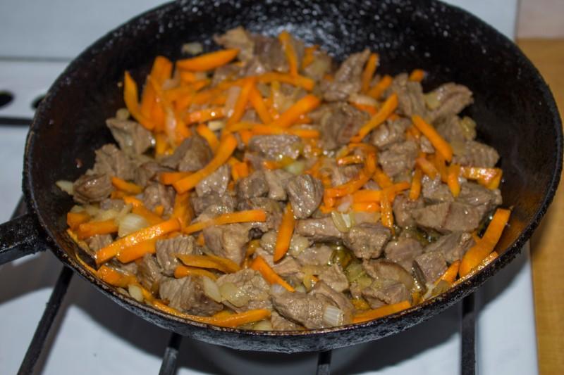 Шаг 8 приготовления Каша из перловки с томатным соком и говядиной в духовке