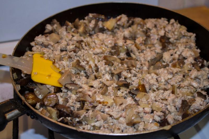 Шаг 11 приготовления Пирожки из быстрого теста на сковороде с грибами и курицей