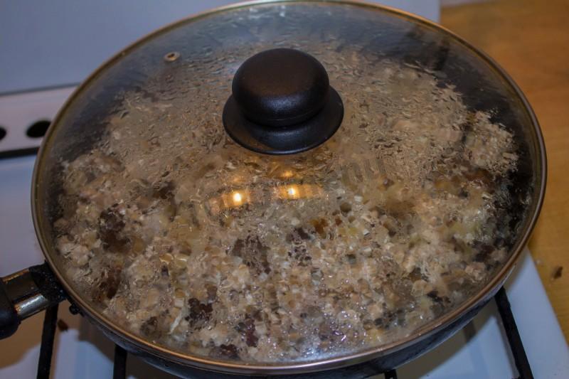 Шаг 12 приготовления Пирожки из быстрого теста на сковороде с грибами и курицей
