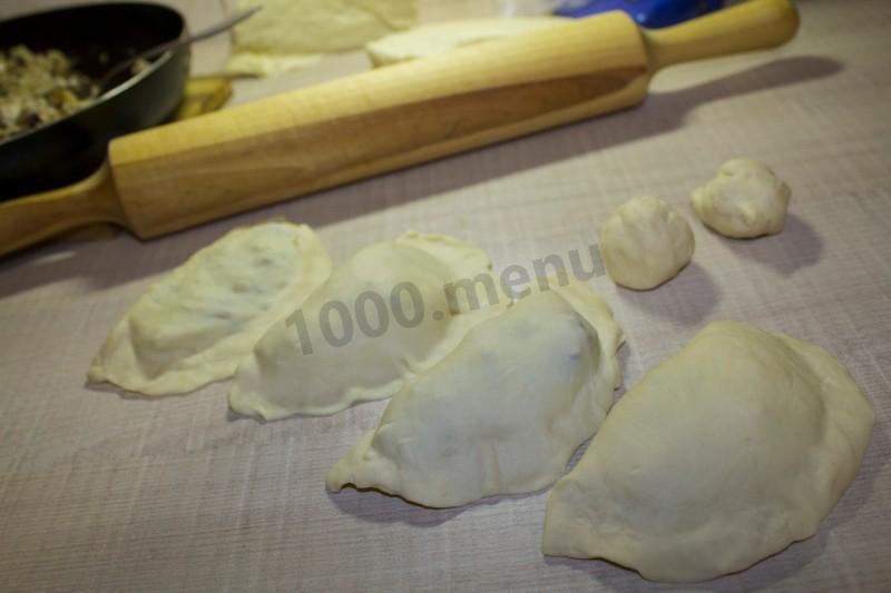 Шаг 18 приготовления Пирожки из быстрого теста на сковороде с грибами и курицей