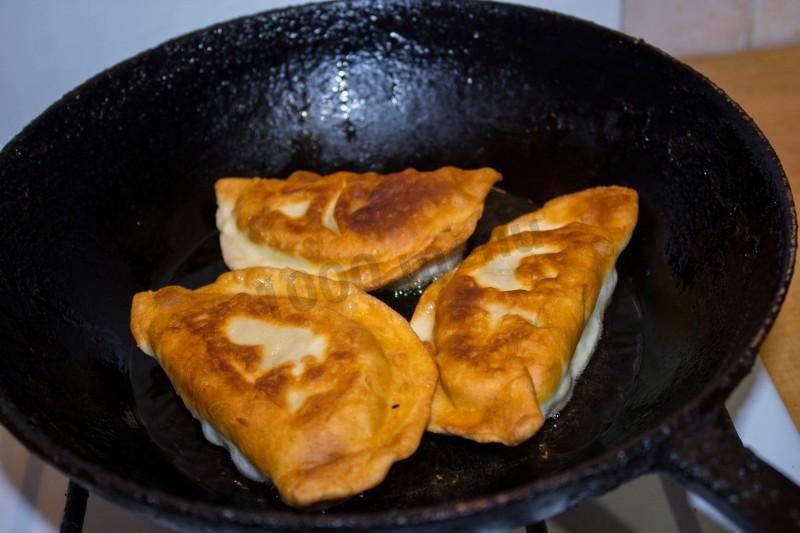 Шаг 20 приготовления Пирожки из быстрого теста на сковороде с грибами и курицей