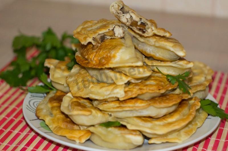 Шаг 21 приготовления Пирожки из быстрого теста на сковороде с грибами и курицей
