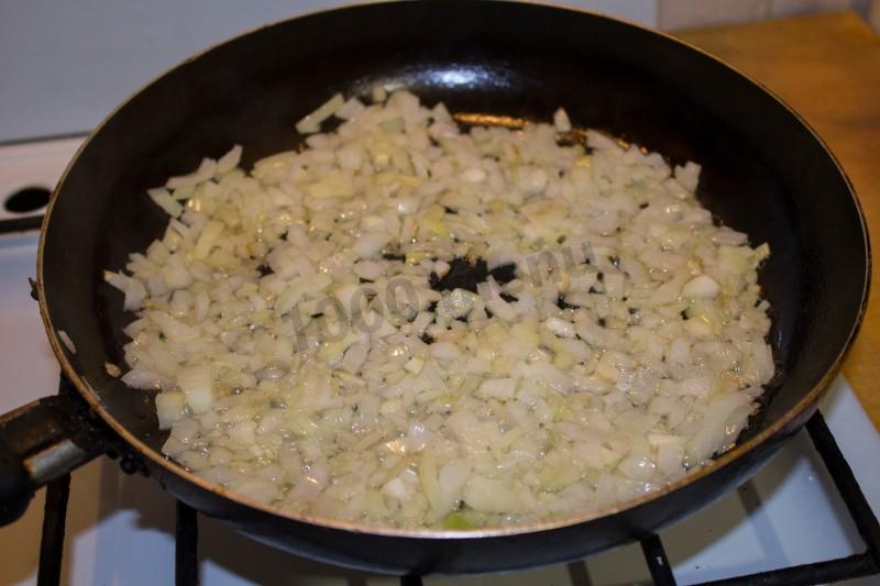 Шаг 5 приготовления Пирожки из быстрого теста на сковороде с грибами и курицей