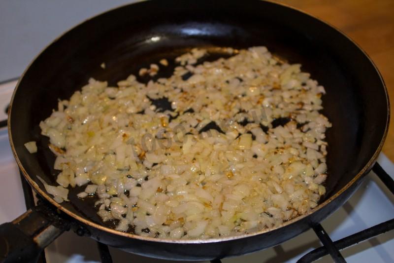 Шаг 6 приготовления Пирожки из быстрого теста на сковороде с грибами и курицей