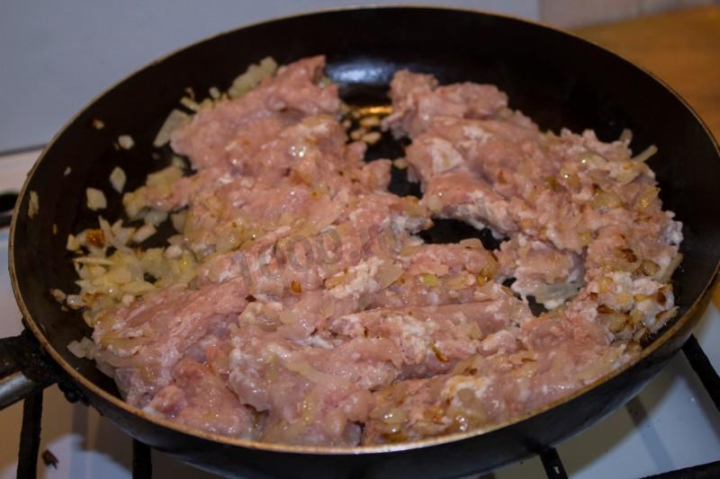 Шаг 7 приготовления Пирожки из быстрого теста на сковороде с грибами и курицей