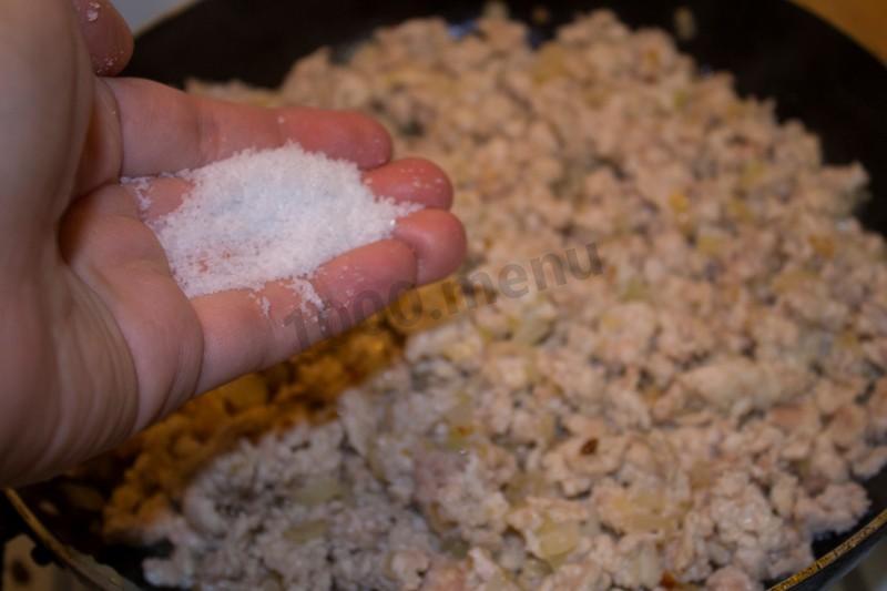 Шаг 8 приготовления Пирожки из быстрого теста на сковороде с грибами и курицей