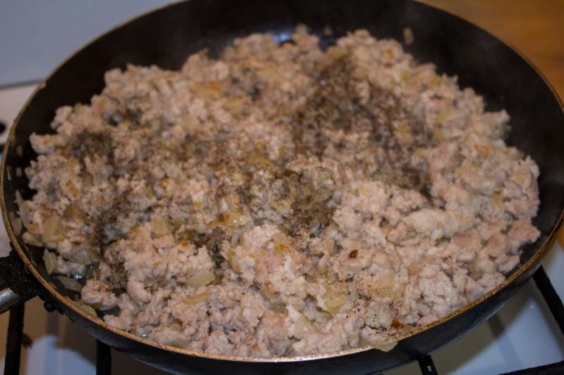 Шаг 9 приготовления Пирожки из быстрого теста на сковороде с грибами и курицей