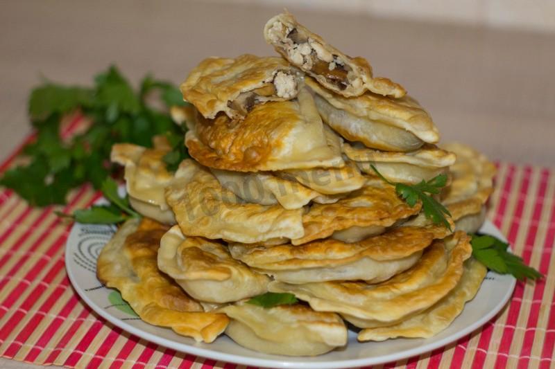 Обложка рецепта Пирожки из быстрого теста на сковороде с грибами и курицей