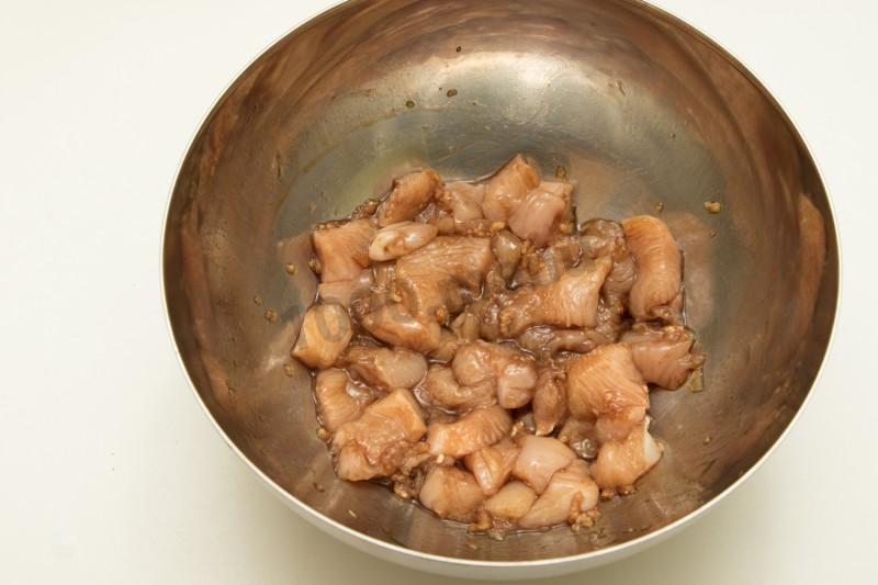 Шаг 1 приготовления Лапша вок с курицей и кабачками