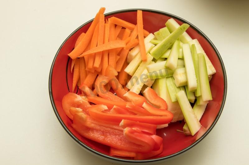 Шаг 2 приготовления Лапша вок с курицей и кабачками