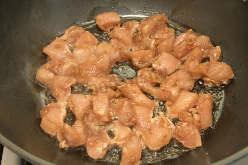 Шаг 4 приготовления Лапша вок с курицей и кабачками