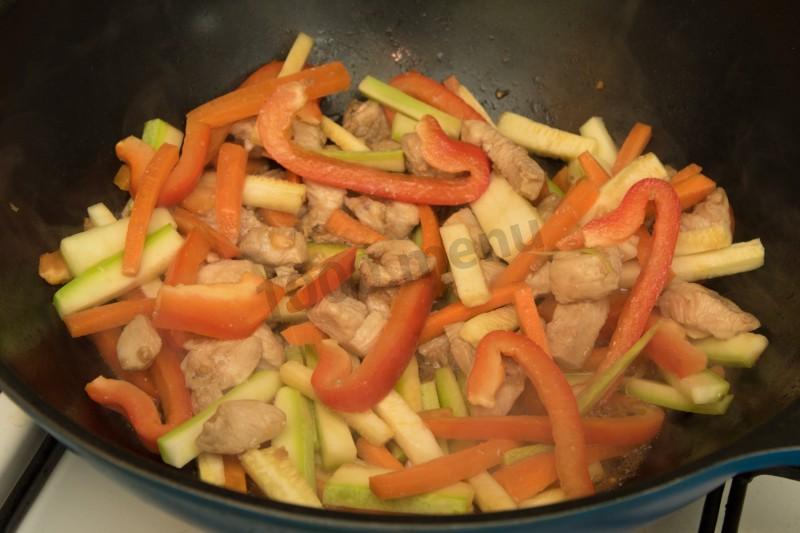 Шаг 5 приготовления Лапша вок с курицей и кабачками