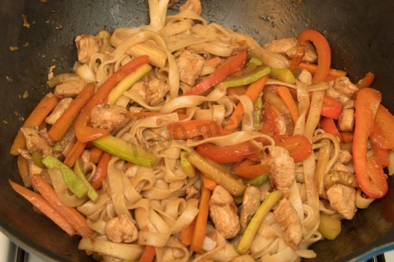 Шаг 6 приготовления Лапша вок с курицей и кабачками