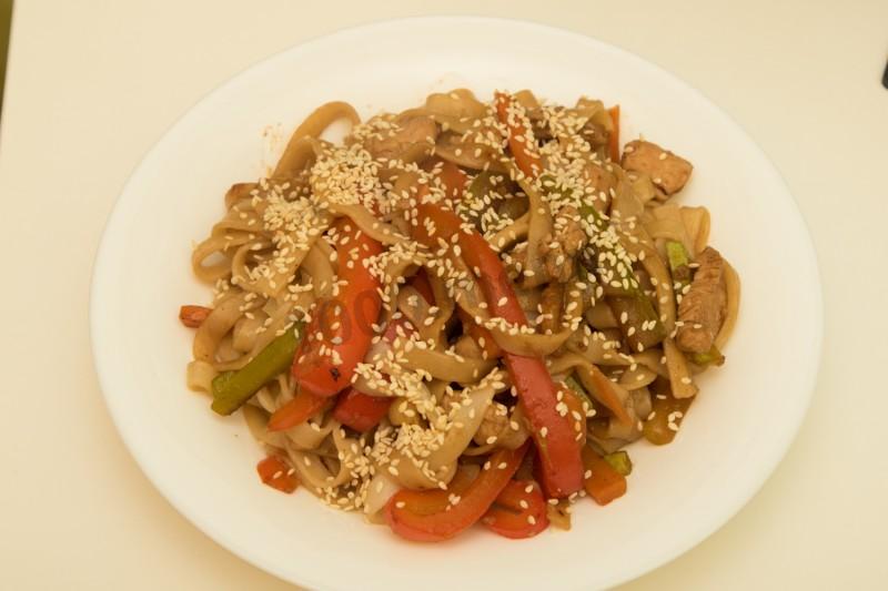 Шаг 7 приготовления Лапша вок с курицей и кабачками