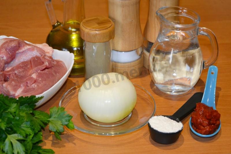 Шаг 1 приготовления Подливка мясная с мукой и томатной пастой