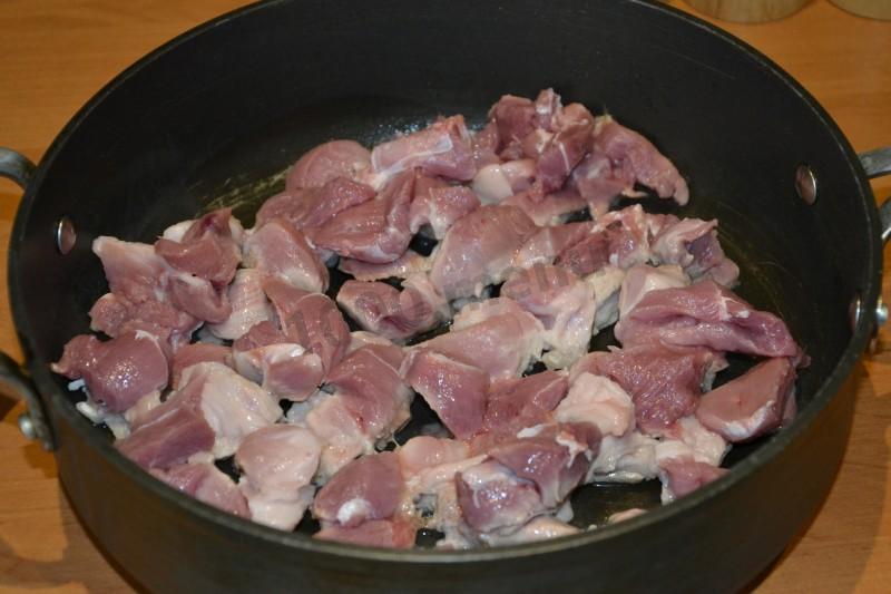 Шаг 3 приготовления Подливка мясная с мукой и томатной пастой