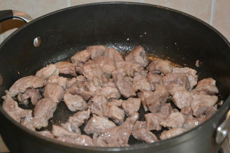 Шаг 5 приготовления Подливка мясная с мукой и томатной пастой