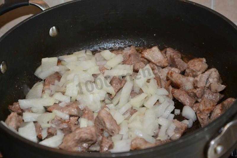 Шаг 6 приготовления Подливка мясная с мукой и томатной пастой