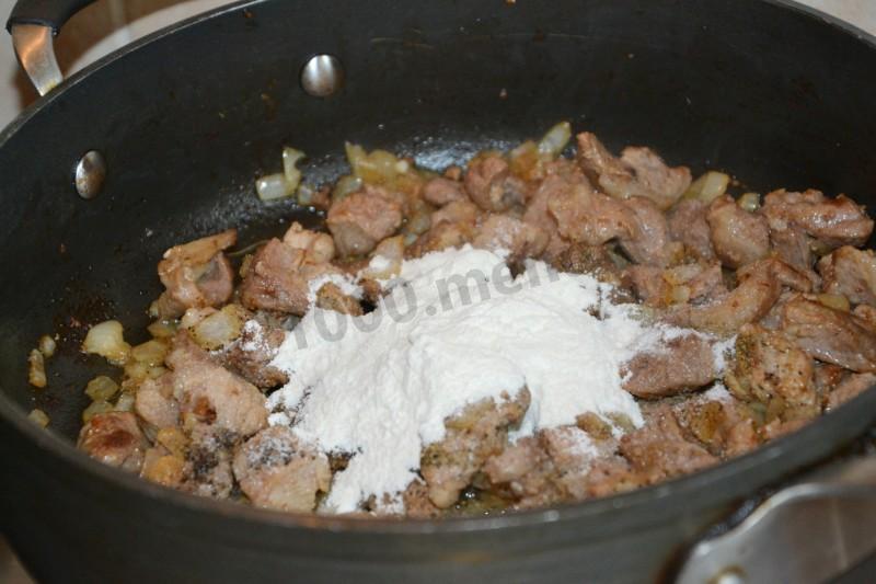 Шаг 7 приготовления Подливка мясная с мукой и томатной пастой