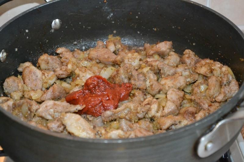 Шаг 8 приготовления Подливка мясная с мукой и томатной пастой