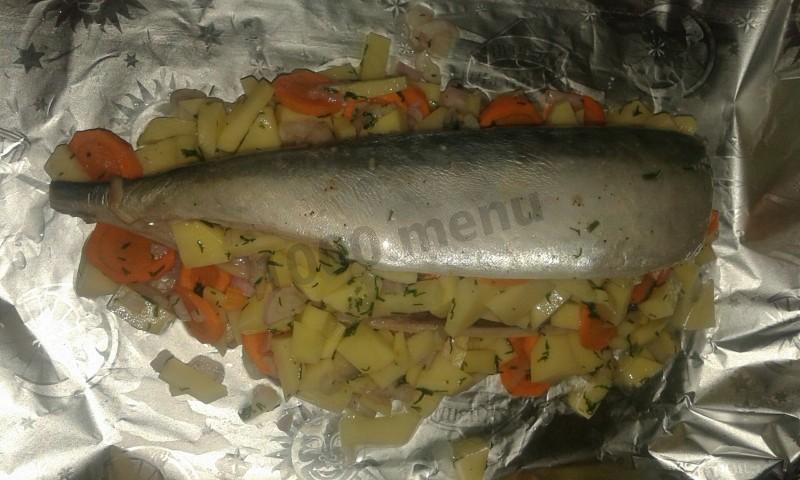 Шаг 2 приготовления Скумбрия с картофелем луком морковкой и специями в фольге