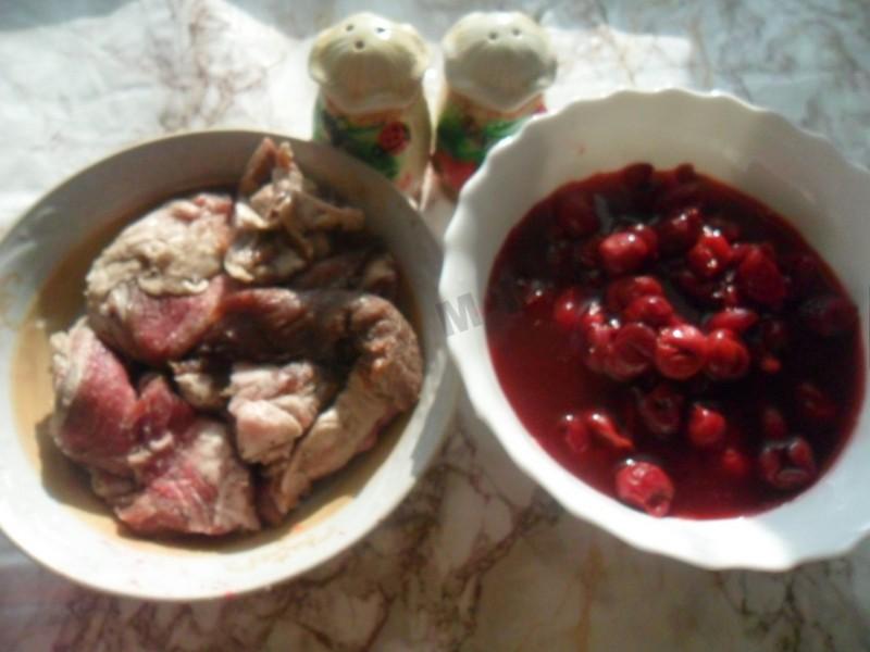 Шаг 1 приготовления Мясо с соком вишни и ягодой в духовке