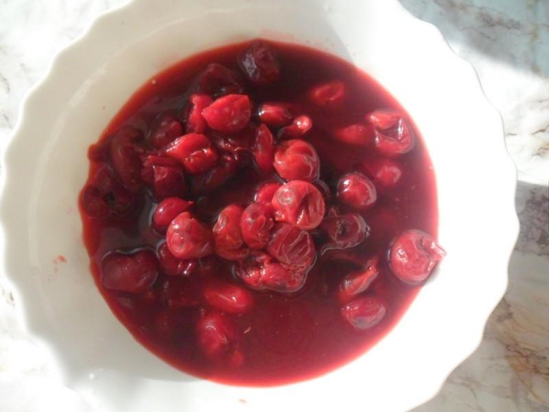 Шаг 2 приготовления Мясо с соком вишни и ягодой в духовке