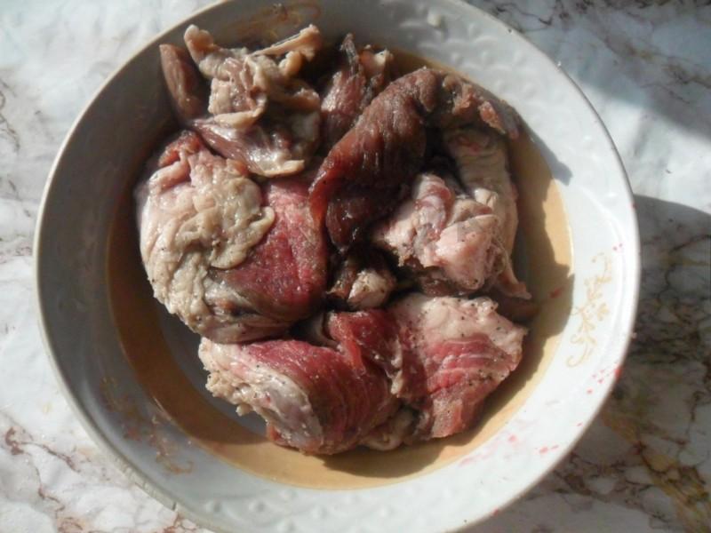 Шаг 3 приготовления Мясо с соком вишни и ягодой в духовке