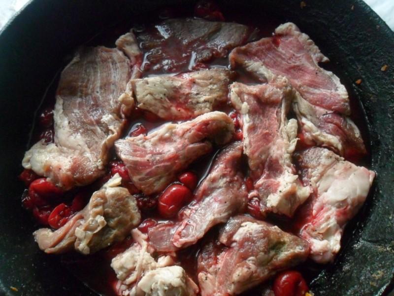 Шаг 4 приготовления Мясо с соком вишни и ягодой в духовке