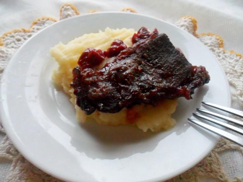 Шаг 5 приготовления Мясо с соком вишни и ягодой в духовке