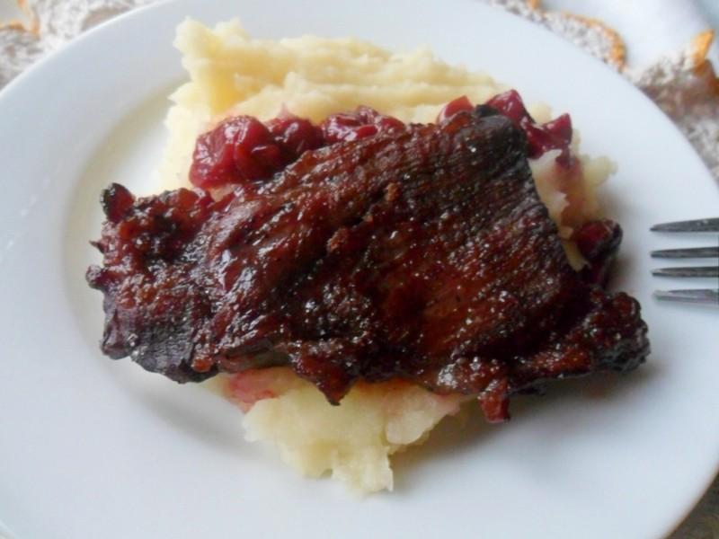 Обложка рецепта Мясо с соком вишни и ягодой в духовке