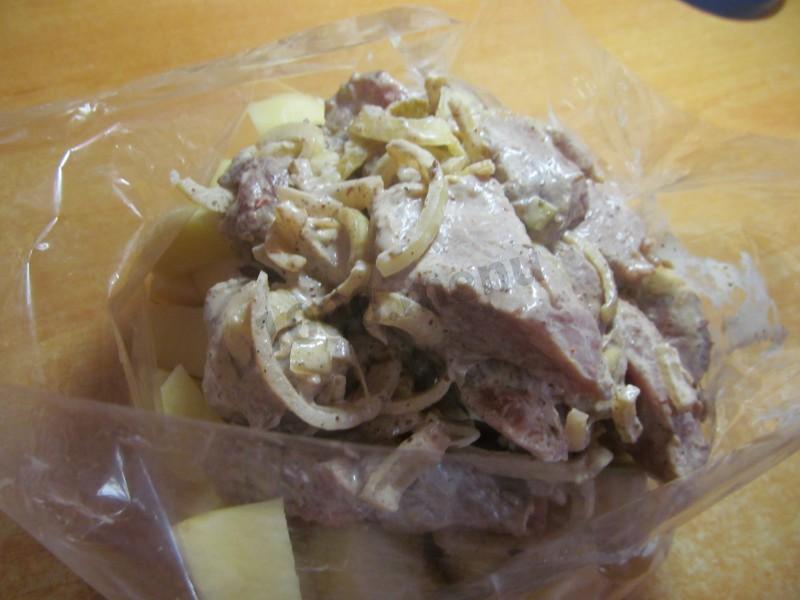 Шаг 14 приготовления Мясо запеченное с картофелем в рукаве