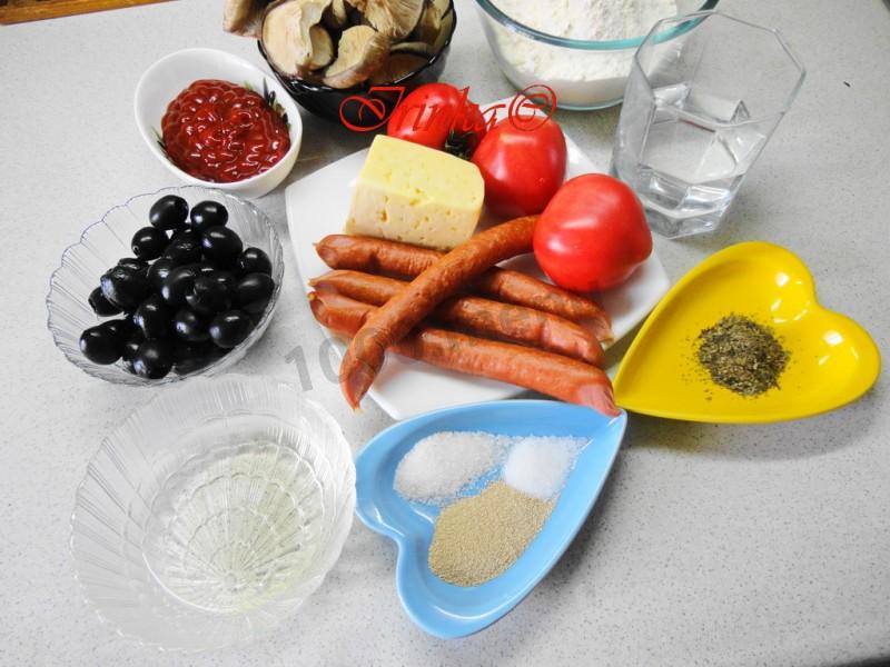 Шаг 1 приготовления Пицца Кальцоне с копчеными колбасками и грибами