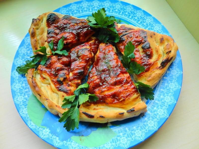 Шаг 23 приготовления Пицца Кальцоне с копчеными колбасками и грибами