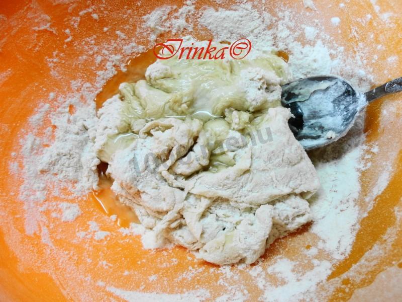 Шаг 4 приготовления Пицца Кальцоне с копчеными колбасками и грибами