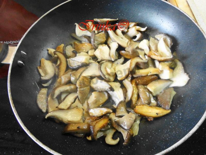 Шаг 6 приготовления Пицца Кальцоне с копчеными колбасками и грибами