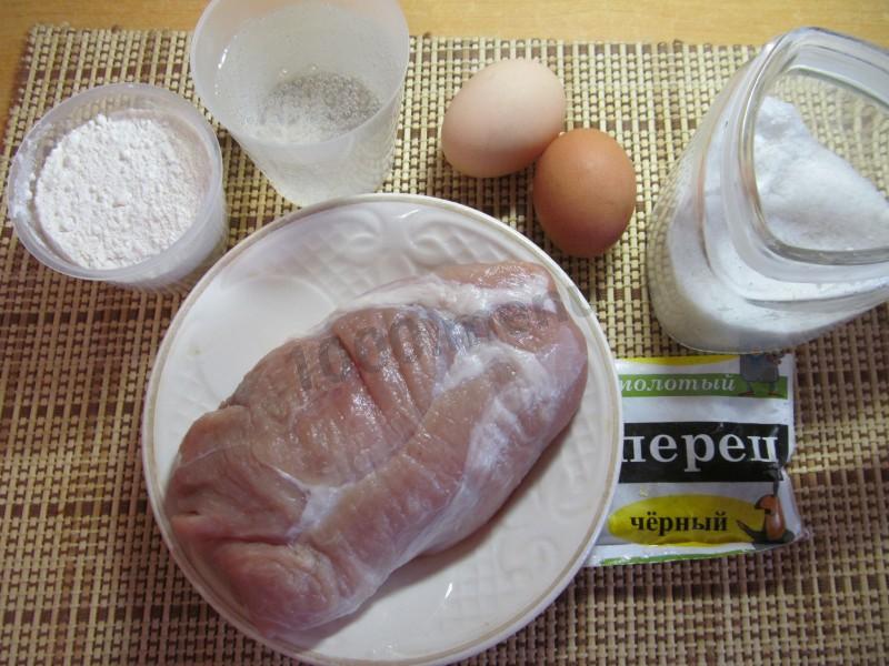 Шаг 1 приготовления Мясо в кляре на минералке