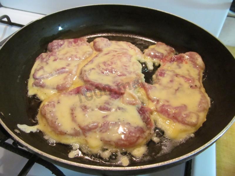 Шаг 12 приготовления Мясо в кляре на минералке