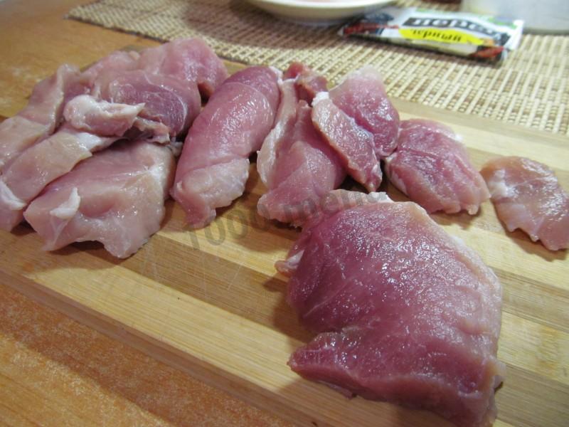 Шаг 2 приготовления Мясо в кляре на минералке