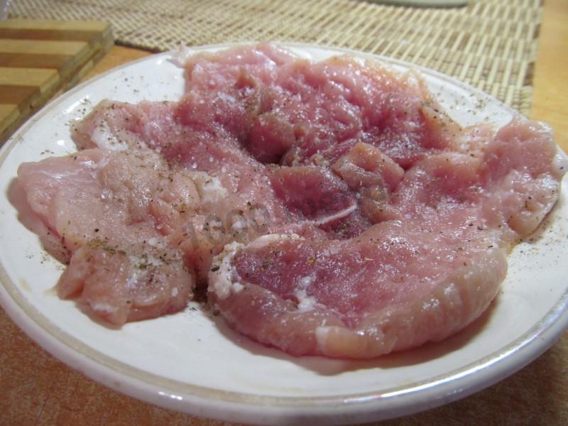 Шаг 5 приготовления Мясо в кляре на минералке