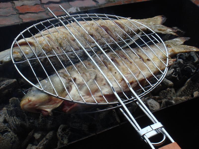 Шаг 7 приготовления Карп с лимонами на мангале