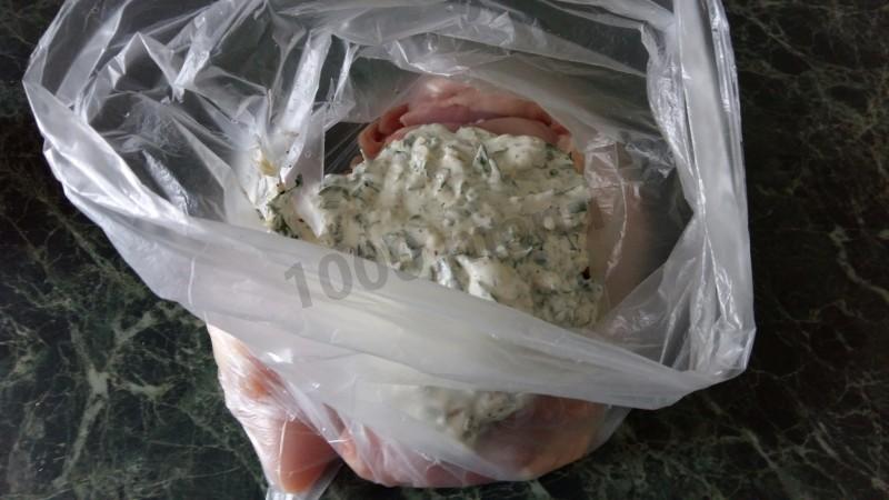 Шаг 5 приготовления Куриные бедра в сметанном маринаде в духовке