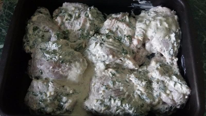 Шаг 7 приготовления Куриные бедра в сметанном маринаде в духовке